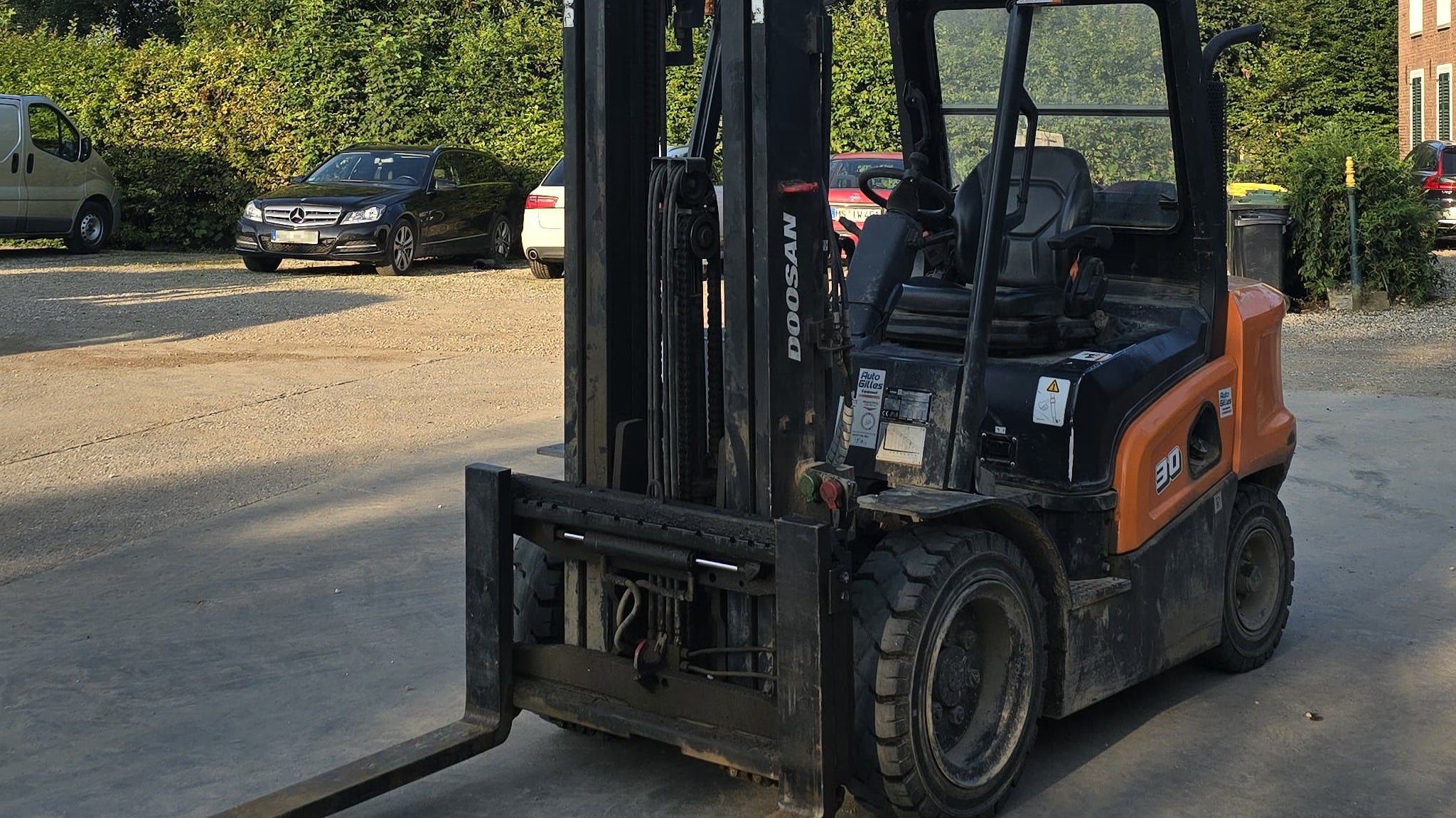 Doosan D30NXS Gabelstapler auf einem Betriebsgelände, optimiert von Stefanel Performance für mehr Leistung und Effizienz.