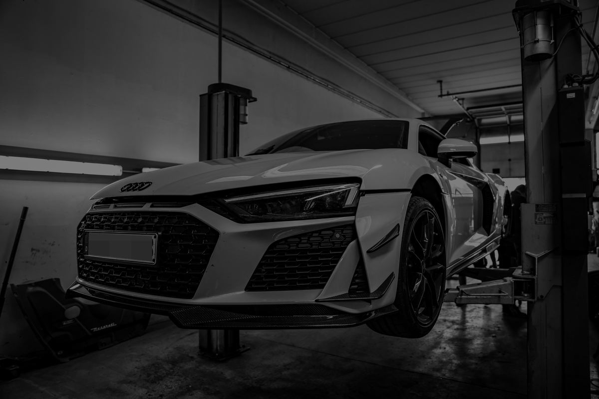 專業車房舉升台上的 Audi R8